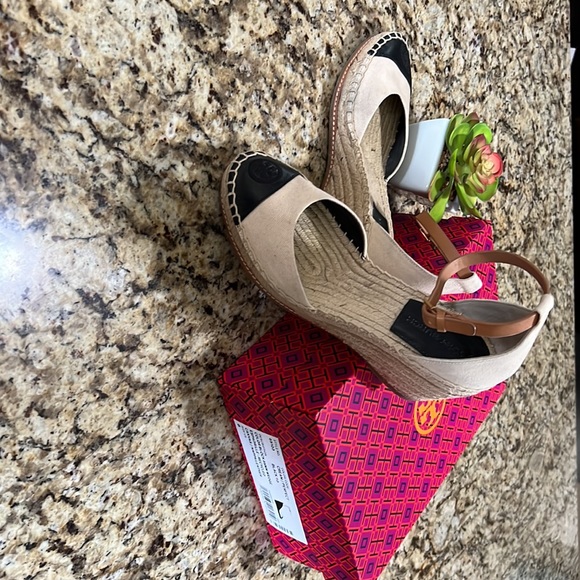 Tory Burch wedge espadrilles! 🌟 - Picture 2 of 7